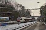 Ein Regionalzug R4 nach Aigle verlässt das verschneite Vevey. Der ausfahrende Zug besteht aus zwei SBB Flirts, einem Flirt3 an der Spitze und einem RABe 523 am Schluss. 

10. Jan. 2024