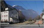 Ein RegionAlps Regionalzug nähert sich dem Château de la Porte de Scex und dessen nahegelegen Bahnübergang.