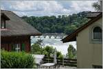 Rheinfall - ein Nischennbild gibt den Blick frei auf den Rheinfall und eine Thorbo GTW welcher die Rheinbrcke bei Neuhausen berquert.