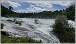 Rheinfall - und im Hintergrund ein Thurbo TGW auf der Fahrt ber die Rheinbrcke bei Neuhausen.