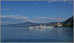 Das CGN Kursschiff  LA SUISSE  ist nach dem An- und Ablegen an der Schiffsanlegestelle Château de Chillon nun auf dem Weg nach Villeneuve.