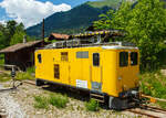 Der MOB Fahrleitungs-Turmtriebwagen Tm 2/2 - 7 (ex RhB Xm 2/2 9914) abgestellt am 28.05.2012 in Château d'Oex, aufgenommen aus fahrendem Zug. 

Der Fahrleitungs-Turmtriebwagen wurde 1903 als RhB F 511 gebaut, 1911 erfolgte die Umzeichung in RhB F 4011, 1950 erfolgte dann der Umbau zum Fahrleitung Turmtriebwagen RhB Xm 2/2 9914.

Der Triebwagen (bzw. Traktor) besitzt beidseitig eine Kabine für stehende Bedienung, eine Höhenverstellbare Arbeitsbühne 360° drehbar und einen Saurer BXD 4 Zylinder-Dieselmotor mit 110 kW Leistung. 

Die MOB (Montreux–Berner Oberland-Bahn) kaufte ihn dann 2007 von der RhB, 2009 erfolgte die Inbetriebnahme mit neuer Bezeichnung Tm 2/2 7. Er bleibt für den SE (Sécurité et Energie) in Château d'Oex stationiert. Wegen fehlender Magnetschienenbremse ist er nur für den Streckenabschnitt Montbovon - Lenk zugelassen.

TECHNISCHE DATEN:
Anzahl Fahrzeuge: 1
Spurweite: 1.000 mm
Achsformel: B
Länge über Puffer: 8.800 mm
Achsabstand: 4.400 mm
Treibraddurchmesser: 850 mm (neu)
Breite: 2.580 mm
Höhe: 4.030 mm
Höchstgeschwindigkeit: 55 km/h (60 km/h Schleppfahrt)
Dieselmotor: 4 Zylinder Saurer BXD 
Leistung: 110 kW
Dienstgewicht: 20.00 t
Max. Zuladung: 2 t
Ladefläche: 2 m²