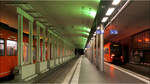 Der Bahnhof Bern - 

Der Tunnelbahnhof der RBS mit einem abfahrenden RE5 nach Solothurn. Die Stützen zwischen den beiden mittleren Gleisen wurde nachträglich eingebaut, vermutlich im Zusammenhang mit dem Neubau des RBS Bahnhofes in großer Tieflage, dessen vier neue Tunnelröhren unter dem alten RBS-Bahnhof hindurchführen.

Der ansich schlichte unterirdische Bahnhof wird durch die Beleuchtung in Grün und Orange deutlich aufgewertet.

07.03.2025