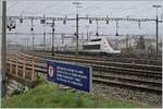 Die Wiese zwischen dem Bahnsteig von Biel Mett und dem Rangierbahnhof Biel bietet bis zum hier zu sehende Schild einen guten und freine Zugang zum Rangierbahnhof Biel, der in weiten Teilen noch seiner