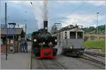 Der LLB (Leuk-Leukerbad Bahn) ABFe 2/4 N° 10 neben der fürs Mitarbeiter-Jubiläumsfest (50 Jahre B-C) geschmückten G 2x 2/2 105 in Blonay.