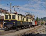 Der am Ende seiner Laufbahn bei der Blonay Chamby Bahn gelandete MOB FZe 6/6 2002 mit einem Reisezug nach Chaulin kurz vor der Abfahrt in Blonay.