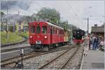 Der Bernina Bahn ABe 4/4 35 wartet mit einem recht kurzen Riviera-Belle-Epoque Zug in Blonay auf die Weiterfahrt nach Vevey.