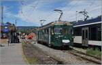 Autour de la voie ferrée / Rund um die eiserne Bahn (Herbstevent 2024) - Dieses Jahr zu Gast bei der Blonay-Chamby Bahn: der wunderschön hergerichtet GFM (Historique) BDe 4/4 141 in  Tannengrün ; der Triebwagen wurde 1972 gebaut, doch durch die abgerundete Kopfform erscheint er mir weitaus jünger zu sein. 

Das Bild zeigt den GFM Triebwagen rangieren in Blonay.

7. Sept. 2024