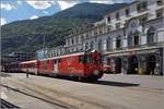 Deh 4/4 I der MGB, zuvor bei der FO, verlässt den Bahnhof Brig.