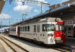 Der tpf - La Gruyre Meterspurtriebwagen BDe 4/4 – 142 „Semsales“ mit dem Steuerwagen Bt 252 stehen am 28.05.2012 im Bahnhof Bulle zur Abfahrt nach Broc bereit.