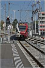 Seit heute fahren die Züge wieder nach Broc Fabrique; hier erreichen zwei TPF RABe 527  Bulle.