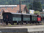 150 Jahre Emmentalbahn.

Tem 225 041 der BLS Stiftung rangiert die Wagen des Schnaaggi Schaaggi im Bahnhof Burgdorf. Mai 2025.

Vorne sind die jngsten zweiachsigen Personwagen der Schweiz, deren Serie wider den Zeitgeist noch 1927-1929 von der SIG fr die Sihltalbahn gebaut wurde. C 68 und C 69 sichtet man zumeist im Doppelpack. Hinten ist C 22 aus der Originalausstattung der Sihltahlbahn aus dem Jahr 1892 der in der Westschweiz und in Frankreich dem Recyclingkreislauf entkam.