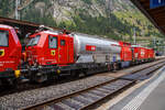 Der Erstfelder SBB Lsch- und Rettungszug 2014 „Uri“ der SBB Infrastruktur vom Depot Erstfeld (ein vierteiliger LRZ 2014) am 02 August 2019 beim Halt im Bahnhof Gschenen. Hier im Detail (von links n. rechts) der Tanklschwagen - Xans 99 85 9375 011-5 CH-SBBI und das Gertefahrzeug - Xtmas 99 85 9177 011-5 CH-SBBI. 

Im Einsatzfall wird der Zug auch so, in zwei Einheiten, geteilt.
in zwei Einheiten geteilt. Diese Einheit, bestehend auch den Tanklschwagen und dem Gertefahrzeug, mit einer Antriebsleistung von 780 kW (nur das Gertefahrzeug hat einen Antrieb), dient dann der Feuerbekmpfung und den Bergungsarbeiten. Die zweite Einheit (mit 1.560 kW Antriebsleistung), bestehend aus zwei Rettungsfahrzeugen bernimmt dann im Shuttleverkehr den Personentransport zu einem sicheren Ort.

Der Tanklschwagen ist nicht selbstfahrend, er ist als Steuerwagen ausgefhrt, daher auch die Gattungsbezeichnung Xans. Er besitzt zwar einen Deutz 6-Zylinder- Dieselmotor (mit 238 KW Leistung) mit vollautomatischem Partikelfilter, einer und angeflanschtem Pumpenaggregat von Vogt, dieser wird aber nur Wasser- und Schaummittelpumpen bentigt. 

Fr den Gotthard-Basistunnel (GBT) werden zwei dieser LRZ 14 vorgehalten, dieser steht beim neuen Erhaltungs- und Interventionszentren (EIZ) Erstfeld und ein weiterer beim EIZ Biasca. Fr jeden Zug wird rund um die Uhr (7 x 24 h) eine Besatzung mit je 5 Mann vorgehalten. Die Mannschaften der Lsch- und Rettungszge sind an ihren Standorten kaserniert. Das ermglicht, dass sie auch in der Nacht innerhalb weniger Minuten einsatzbereit sind. Die Zge sind innerhalb 5 Minuten startklar. Im Ereignisfall erfolgt dann eine entsprechende Verstrkung durch externe Einsatzkrfte, wie Feuerwehr, Sanitt, etc..

Technische Daten Tanklschwagen (Xans 99 85 9375 0xx-x CH-SBBI):
Ausrstung Tanklschwagen:
1 Frontmonitor an Fhrerkabine, Leistung 800 l/Min. bei 8 Bar, Wurfweite ca. 35 m (Wasser)
1 Wasser-/Schaumwerfer auf Kabinendach, Leistung 2400 l/Min. bei 8 Bar, Wurfweite ca. 70 m (Wasser), ca. 60 m (Schaum)
Fahrzeugfront, Selbstschutzdsen 2  75 l/Min. und 1  150 l/Min.
Abgnge getrennt fr Wasser – Wasser/Schaum
Aufbaubarer Wasser-/Schaumwerfer mit 1200 l/Min.
Aufbaubare Hydroschilder mit 720 und 1800 l/Min.
feste LED-Scheinwerfer
Schlauchmaterial 1.000 m (Schlauchgren 40 mm, 55 mm, 75 mm)
Teilstcke, Hohlstrahlrohre, Schwer- und Kombischaumrohre
Handfeuerlscher (Schaum, CO2)
Prf- und Erdungsgarnituren fr die Fahrleitung

Maschinenraum Tanklschwagen:
Dieselmotor Deutz (238 kW / 324 PS), 6 Zylinder mit vollautomatischem Partikelfilter welcher die Abgasnorme Stage IIIB erfllt und angeflanschtem Pumpenaggregat von Vogt
Druckpumpe 6000 l/Min. bei 10 Bar
Schaummittelpumpe 500 l/Min., 0–6 % Zumischrate
Hochdruckpumpe 500 l/Min. bei 40 Bar

TECHNISCHE DATEN (Fahrzeug):
Hersteller Untergestell: Josef Meyer AG
Hersteller Fahrzeug Oberbau: Windhoff Bahn- und Anlagentechnik GmbH (Fabriknummer 2752)
Hersteller Atemluftanlage: Drger Safety AG
Hersteller Feuerlschtechnik: Vogt AG
Spurweite: 1.435 mm (Normalspur)
Achsfolge: 2´2´ (nicht selbstfahrend / Xans)
Anzahl der Achsen: 4 in zwei Drehgestellen
Lnge ber Puffer:  17.040 mm
Drehzapfenabstand: 12.000 mm
Achsabstand im Drehgestell: 1.800 mm
Eigengewicht: 41.000 kg
Dienstgewicht 90.000 kg
Lschwasservorrat: 45.000 Liter
Schaumextrakt-Vorrat: 1.500 Liter

Technische Daten Gertefahrzeuge:
Arbeitsmodul/Generator:
Generator 65 kVA fr Bordnetz, Dieselmotor Deutz (erfllt Abgasnorm IIIB, ausgerstet mit einer integrierten Abgasnachbehandlung und aktiver Regeneration mittels eines DPF/Brenners).
Atemluftfilteranlage und Abfllstation fr tragbare Atemluftflaschen.

Feuerlschanlage:
1 Frontmonitor an Fhrerkabine, Leistung 800 l/Min. bei 8 Bar, Wurfweite ca. 35 m (Wasser)
1 Wasser-/Schaumwerfer auf Kabinendach, Leistung 2400 l/Min. bei 8 Bar, Wurfweite ca. 70 m (Wasser), ca. 60 m (Schaum)
Fahrzeugfront, Selbstschutzdsen 2  75 l/Min. und 1  150 l/Min.

Ausrstung:
Motorspritze (Typ 1, mobil, 800 l/Min. bei 8 Bar, resp. nach Umbau Lenzpumpe 2700 l/Min. bei 1,5 Bar mit Saugschluchen)
Diverses lwehrmaterial – lbindemittel, Feuerlscher (Schaum, Pulver, CO2), Werkzeug, Explosionsgeschtzte Handlampen und Wrmebildkameras
Beleuchtungsmaterial – Scheinwerfer (1.000 W)
ELRO-Pumpe mit Saug-/Druckschluchen
Schienenrollwagen
Rettungskettensge, Trennschleifer, Rettungsschere/Rettungsspreizer, Pioniermaterial, Leiter und Absperrmaterial
Evakuierungsstege
Hilfskupplungen fr Fahrzeuge mit automatischer Kupplung
Kran Palfinger PC 3800 mit Seilwinde

TECHNISCHE DATEN (Fahrzeug):
Hersteller Basisfahrzeug: Windhoff Bahn- und Anlagentechnik GmbH
Basisfahrzeug Typ: WINDHOFF MPV
Hersteller Arbeitsmodul: Drger Safety AG
Hersteller Feuerlschtechnik: Vogt AG
Spurweite: 1.435 mm (Normalspur)
Achsfolge: Bo´Bo´
Eigengewicht: 71.900 kg
Dienstgewicht: 80.000 kg
Lnge ber Puffer:  22.060 mm
Drehzapfenabstand: 15.500 mm
Achsabstand im Drehgestell: 2.600 mm
Treibraddurchmesser: 920 mm (neu)
Hhe der Containerauflage: 1.220 mm
Hchstgeschwindigkeit: 100 km/h (eigen und geschleppt)
Leistung: 2 x 390 kW
Dieselmotor: 2 x MTU-Dieselpowerpack (6-Zylinder Turbo geladener Dieselmotor von MTU, Partikelfilter, Turbogetriebe mit eingebauten Retarder und Khlsystem)
Kleinster befahrbarer Gleisbogen: R 120 m

Quellen: SBB und Anschriften
Stand: September 2025
