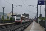 Der Brünigbahn 150 102-8 Adler als IR von Luzern nach Interlaken Ost bei der Durchfahrt in der Vorortsstation Kriens Mattenhof.