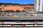 Ein Domino-Wagen im Bahnhof La Chaux-de-Fonds, der zur Zeit völlig erneuert wird. 2009 - 2013 wurden von Bombardier 140 Domino-Wagen für die total erneuerten NPZ RBDe 560-Züge gebaut, um die bisher als Zwischenwagen eingereihten Wagen EW I und EW II abzulösen. Im Bild 50 85 29-43 179 aus der Serie mit WC (Nr. 101-192). 23.April 2021  