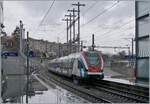 Der LEX RABe 522 214 ist als SL2 23417 auf der Fahrt von Annecy nach Coppet und verlässt den Halt Lancy-Bachet.