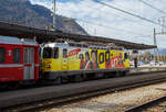 Die RhB Ge 4/4 II 611 „Landquart“ mit Login Werbung fr die Berufsbildung bei der Rhtische Bahn (RhB), steht am 20 Februar 2017 mit dem Regionalzug im Bahnhof Landquart zur Abfahrt