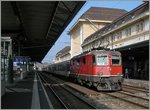 Die SBB Re 4/4 II 11126 wartet mit ihrer Dispo-Zug in Lausanne auf einen neuen Einsatz.