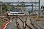 Während ein Fernverkehrs RABe 523 (Mouette) als Regionalzug nach Palézieux den Bahnhof von Lausanne verlässt, steht im Hintergrund der TGV Lyria Rame 4718, um bereitgestellt zu werden.