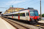 Steuerwagen voraus steht der NPZ RBDe 560 Domino am 18.05.2018 Bahnhof Neuchtel, als Regionalzug nach Buttes zur Abfahrt bereit.