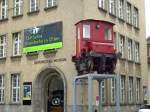 SBB: Der kleinste Rangiertraktor der SBB in luftigen Hhen. Vom 23. Mrz 2006 bis zum 17. Dezember 2006 wies der kleinste Rangiertraktor Ta 969-972 (1911-1927) vor dem Historischen Museum in Olten auf die Ausstellung zum Jubilum  150 Jahre Eisenbahn in Olten  hin. Die Aufnahme vom  TINTENFISCH  ist am 4. Juni 2006 entstanden.
Foto: Walter Rutsch