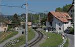 Die MOB GDe 4/4 6006  Aigle les Mureilles  auf dem Weg nach Zweisimmen fährt ist mit ihrem MOB GoldenPass Panoramic Express in Planchamp durch.