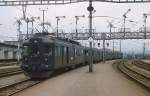 Unter der alten Signalbrcke hindurch verlsst der BDe 4/4 1651 im Frhjahr 1979 den Bahnhof Romanshorn in Richtung Rohrschach