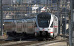 Auf Motivsuche mit Olli in Schaffhausen - 

Der IC Stuttgart - Zürich verlässt den Bahnhof Schaffhausen in Richtung Zürich. Der hintere Steuerwagen scheint sich etwas nach außen zu neigen, da der Gleisbogen im Vorfeld vermutlich keine Gleisüberhöhung hat. 

09.03.2025
