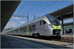 Der BLS RABe 528 119  Città di Domodossola  auf dem Weg von Bern nach Brig beim Halt (und flügeln) in Spiez.

23. Juli 2024
