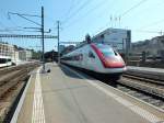 RABe 500 002 verlsst am 23.7.13 den  Bahnhof St.Gallen. Ziel des Zuges ist Genf, das heit, dass der Zug die gesamte Schweiz durchquert. Auf Deutschland bezogen kme das einem Zuglauf Flensburg-Oberstdorf gleich.