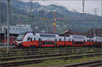 Rollout des ersten Kiss für die ÖBB.

Und dann ging es recht schnell für 4734 101 auf die Reise ins Stadler Inbetriebsetzungszentrum Erlen, erst einmal durch den Bahnhof St. Margrethen. April 2024. 