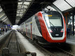 Ein achtteiliger Tweindexx Swiss Express in der Interregio-Variante am Bahnstieg des Hauptbahnhofs in Zürich, 14.6.19