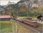 Die BLS Re 4/4 193 verlässt mit einem Tunnel-Autozug Kandersteg in Richtung Goppenstein.