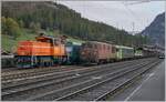 Herbstlich buntes Kandersteg mit der BLS Ee 936 132 (97 85 1936 132-0 CH-BLS) und Re 4/4 184 die beide mit Rangieraufgaben für die Tunnel-Autozüge beschäftigt sind.