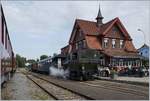 Die ST E 3/3 N° 5 mit ihrem Dampfzug vor dem schmucken Bahnhofsgebäude in Triengen.