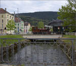 Train du Terroir.

E 3/3 5811 überquert die Buttes in Fleurier, dies ist der kleinere aber deutlich längere Nebenfluss der Areuse. Mai 2024.