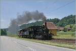Mit einem Dampfzug der  Emmentalbahn  auf der Fahrt nach Wasen i. E. fährt die E 3/3 853 (UIC 90 85 0008 573-3) bei der Haltestelle Oberei durch. 

14. Juni 2025