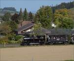 Huttwiler Dampftage. 

Ed 3/4 51 der Bern-Schwarzenburg-Bahn auf dem Weg nach Sumiswald und Wasen. Huttwil, Oktober 2023.