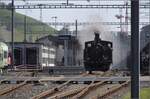 Huttwiler Dampftage. 

Ed 3/4 51 der Bern-Schwarzenburg-Bahn auf Rangierfahrt in Huttwil. Oktober 2023. Links das Festgelände.