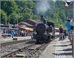 Die schöne SBB Brünig Bahn Tallok G 3/4 208 der Ballenberg Dampfbahn rangiert in Brienz zum Umfahren ihres Zugs der anschließend wieder nach Meiringen zurück fährt.