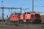 SBB 843 042 wird von einer Re 4/4II durch Pratteln gezogen am 13 Februar 2024.