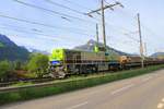 Güterverkehr auf der Lötschberg-Achse: Die BLS-Lok Am 843 501 mit einem Schotterzug.