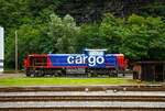 Die SBB Cargo Am 843 078-7 (Am 98 85 5 843 078-7 CH-SBBC, eine für die Schweizerischen Bundesbahnen (SBB) modifizierte Vossloh MaK G 1700 BB, steht am 02 August 2025 in Airolo. 

Die Lok wurde 2004 von der Vossloh Locomotives GmbH in Kiel-Friedrichsort unter der Fabriknummer 1001410 gebaut und an die SBB Cargo AG in Basel geliefert. Im Juni 2023 wurde die Lok von der SBB Cargo an die NRFAB - Nordic Re-Finance AB in Bankeryd (Schweden) verkauft und dann wieder von der SBB Cargo angemietet zu werden. Ob man damit auf lange Sicht wirklich Geld spart wage ich zu bezweifeln. Man gibt doch eher Finanzkräftigen Investoren immer mehr die Möglichkeit mehr Geld anzuhäufen. 

Am 843 für die Schweizerischen Bundesbahnen (SBB):
Die Schweizerischen Bundesbahnen (SBB) bestellten bei Vossloh zunächst 59 Lokomotiven der Baureihe Am 843. Diese Lokomotiven werden im schweren Rangier- und leichten Streckendienst eingesetzt. Dazu gehört neben dem Rangierdienst in den größeren Rangierbahnhöfen und auf Stationen auch der Zustelldienst mit Streckenfahrten im Nahbereich. Ein weiteres Einsatzgebiet für die Lokomotiven besteht im Bau- und Interventionsdienst.

Um die Am 843 für diese sehr unterschiedlichen Aufgaben möglichst gut anzupassen fiel die Wahl auf eine der G1206 sehr ähnliche Maschinenanlage. Das Turbowendegetriebe L 5r4 z wurde in einer Version als Stufengetriebe verwendet. Es besetzt einen Rangiergang mit 40 km/h Höchstgeschwindigkeit und hohen Zugkräften im unteren Geschwindigkeitsbereich, sowie einen Streckengang mit 100 km/h Höchstgeschwindigkeit. Der Motor bleib dagegen der gleiche und leistet unverändert .1500 kW.

Für die übrigen Komponenten bediente man sich bei der Entwicklung der Am 843 jedoch der wesentlich jüngeren G 1700-2 BB, die den hohen Komfortwünschen der SBB gerecht wurden und deutlich mehr Einbauräume für diversen Sonderausrüstungen, z. B. die schweizerischen Zugsicherungen Integra Signum und ZUB 262 ct bietet. Trotzdem unterscheidet sich die Am 843 durch das Linksführerhaus und die für die Schweiz typischen eckigen Lampen und Geländer mit Schutzblechen schon äußerlich deutlich von ihr. Eine weitere Besonderheit ist der Partikelfilter zur Reduzierung des Rußausstoßes, die erstmals bei einer Lokmotive dieser Leistungsklasse in Serie eingebaut wurde.

Im Herbst 2003 begann die Lieferung die ersten Loks. Weitere Lokomotiven der Baureihe Am 843 konnten an andere Bahnen in der Schweiz verkauft werden. Zunächst erhielt das Bauunternehmen Sersa AG im Sommer 2004 drei Lokomotiven, die bei der Ausrüstung des Lötschberg-Basistunnels eingesetzt wurden. Für den gleichen Tunnel, jedoch für den Bau- und Interventionsdienst im regulären Betrieb erhielt die BLS zwei Jahre später ebenfalls drei Am 843. Als Besonderheit erhielten die BLS-Loks die europäische Zugsicherung ETCS, die im neuen Tunnel verwendet wird.

Der Lokrahmen besteht aus Walzträgern und massiven Blechen, welche in Schweißkonstruktion miteinander verbunden wurden. Dadurch entsteht ein stabiler und robuster Grundaufbau, welcher der Lok die notwendigen Festigkeiten verleiht. Im Lokrahmen wurde eine so genannte Umweltwanne montiert, welche aus dem Fahrmotor austretenden Flüssigkeiten (Mineralölen und Wasseremulsionen) auffängt, diese können mit Hilfe eines Ablasshahnes entleert und fachmännisch entsorgt werden.

Der vordere längere Vorbau beinhaltet neben dem Dieselmotor auch die notwendige Kühlanlage und das Antriebsgetriebe. Der kürzere hintere Vorbau enthält neben der Druckluftanlage auch die elektrischen Komponenten wie die Batterieladung.

Zwischen den beiden Vorbauten befindet sich das Mittelführerhaus, welches über die zwei diagonal gegenüberliegenden Eingangstüren betreten werden kann. In ihm sind alle für den Lokführer notwendigen Einbauten vorhanden. Ein Führersitz je Fahrpult und Fahrrichtung, welcher mit Arm- und Rückenlehnen ausgerüstet ist, erlaubt die sitzende Bedienung der Lokomotive. Dieser Führersitz ist drehbar gelagert und kann zusammengeklappt und unter den Führertisch verschoben werden. Dadurch ist auch die stehende Bedienung der Lokomotive ohne Behinderung möglich. Zur Entlastung der Füße sind auch verstellbare Fußstützen montiert. Der Fußboden ist mit einem Profilgummibelag belegt worden, der eine einfache Reinigung und dennoch einen guten Stand erlaubt.

Angetrieben wird die Lokomotive von einem 12-Zylinder-4Takt-Dieselmotor vom Typ Caterpillar 3512 B DI-TA-SCAC, dieser erbringt mit Hilfe der beiden Abgasturbolader und der Ladeluftkühlung eine maximale Leistung von 1.500 KW (2.040 PS). Seine höchste Drehzahl beträgt 1.800 U/min. Er wird mit Hilfe eines elektrischen Anlassers gestartet und ist elektronisch geregelt. Dadurch ist es möglich, den Motor bestmöglich im optimalen Leistungsbereich zu betreiben. Sein Gewicht beträgt mit 322 Liter Schmieröl und 134 Liter Kühlwasser 7.700 kg.

Die vom Dieselmotor erzeugte Leistung wird mittels einer Gelenkwelle auf das hydrodynamische Getriebe (Turbowendegetriebe), vom Typ Voith L5r4zseU2, übertragen. Das Getriebe hat eine maximale Leistung von 1.400 kW. Es beschränkt somit die Leistung der Lokomotive und verhindert zugleich, dass der Fahrmotor überlastet werden kann. Seine maximale Drehzahl ist gleich groß, wie jene des Fahrmotors.

Das Turbowendegetriebe besitzt für jede Fahrrichtung zwei Drehmomentwandler. Dem eigentlichen Wandlergetriebe ist ein mechanisches Getriebe nachgeschaltet, das eine niedrige für den Rangierbetrieb bestimmte Schaltung und eine höhere für den Streckenbetrieb bestimmte Schaltung zur Verfügung zu stellen. Diese Umschaltung darf jedoch erst im Stillstand erfolgen.

Die Achsen in den Drehgestellen werden über Gelenkwellen vom Turbowendegetriebe angetrieben. Die Übertragung auf die Achsen erfolgt mit Hilfe von Stirnradgetrieben mit Kegelradvorgelege.

TECHNISCHE DATEN:
Gebaute Anzahl: 79
Spurweite: 1.435 mm (Normalspur)
Achsformel: B'B'
Länge über Puffer: 15.200 mm
Höhe: 4.220 mm
Breite: 3.080 mm
Drehzapfenabstand: 7.700 mm
Achsstand im Drehgestell: 2.400 mm
Dienstgewicht: 80 t
Höchstgeschwindigkeit: 100 km/h (40 km im Rangiergang)
Installierte Leistung: 1.500 kW (2.040 PS)
Anfahrzugkraft: 249 kN
Treibraddurchmesser: 1.000 mm (neu)
Motorentyp: Caterpillar 3512B DI-TA-SCAC
Nenndrehzahl: 1.800/min
Getriebe:  Voith Typ L 5r4 zseU2 	
Kleinster bef. Halbmesser: 60 m
Tankinhalt: 3.500 l
