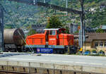 Aus dem Zug heraus, die Em 3/3 163  Rene  (98 85 5837 910-9 CH-LONZA) eine Henschel DHG 500 C der Lonza Group AG (Visp), am 26.05.2023 mit einem Kesselwagenzug im Bahnhof Visp.

Die Henschel  DHG 500 C wurde 1968 von Henschel in Kassel unter Fabriknummer  31239  gebaut und war erst als Mietlok im Einsatz. Im Jahr 1971 verkaufte sie dann Henschel an die Lonza AG in die Schweiz.
2014 wurde die Lok von der LSB Lok Service Balmer AG in Hinwil komplett neu revidiert und remotorisiert.

Die Henschel DHG 500 C ist eine dieselhydraulische Lokomotive, die von den Henschel-Werken gebaut wurde. Sie war vor allem für den Einsatz im schweren Werksdienst vorgesehen. Die Lok gehört zur ab 1962/63 angebotenen sogenannten vierten Generation der Henschel-Loks, der ersten Generation mit Gelenkwellenantrieb. Die Aufbauten wurden dabei ohne große Änderungen von der vorigen Generation übernommen.  Zur besseren Bogenläufigkeit war die mittlere Achse seitenverschiebbar gelagert. 

Von den Henschel DHG 500 C wurde zwischen 1963 und 1976 insgesamt  62 Exemplaren gebaut. Die Loks gingen vornehmlich an Bergbaugesellschaften und Stahlproduzenten sowie Chemieunternehmen. So erwarb die Rheinelbe Bergbau AG in Gelsenkirchen elf Loks und die Hibernia AG, Zechenbahn- und Hafenbetriebe Ruhr-Mitte in Gladbeck neun Loks vom Typ DHG 500 C. Die meisten Lokomotiven wiesen bei Auslieferung den Henschel-Standardanstrich in Blau mit zwei horizontalen Zierstreifen an den Vorbauten auf. Die durch Zusammenschluss entstandene Ruhrkohle AG hatte zeitweise 31 Lokomotiven dieses Typs im Bestand. 

TECHNISCHE DATEN (nach Umbau):
Spurweite:  1.435 mm (Normalspur)
Achsformel: C
Länge über Puffer:  9.900 mm
Höhe:  4.225 mm
Breite: 3.040 mm
Fester Radstand:  3.700 mm
Kleinster bef. Halbmesser:  80 m
Dienstgewicht:  60 t
Höchstgeschwindigkeit: 30 km/h / 60 km/h (Schleppfahrt 70 km/h)
Treibraddurchmesser:  1.000 mm
Motor:  neuer Deutz V6 Motor mit elastischer Vorschaltkupplung. inkl. Partikelfilter (Vollstrombrenner mit aktiver Regeneration), 
der ehemalige Motor war ein Henschel 12V 1416 
Installierte Leistung:  368 kW (500 PS)
Getriebe:  Voith
Leistungsübertragung:  hydraulisch (über Gelenkwellen)