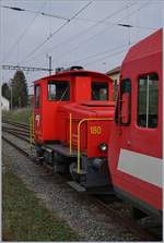 In Bonfol steht der Tm 231 180-1 (UIC 98 85 5231 180-1 CH-CJ) beim dem abgestellten CJ NPZ.