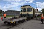 Fahrtag Wolfhuuser Bahn.

In Wolfhausen kurz vor dem Bahnhof zeigt sich, diese Bahn war die letzten Jahre ein Mehrfach-Industrieanschluss. Hier wird durchs Firmengelände gefahren. Die Bahn ist ein Rest der einstigen Uerikon-Bauma-Bahn (UeBB), die vor allem durch den letzten überlebenden Kitteldampftriebwagen von sich reden macht. Während der Streckenabschnitt Hinwil-Bauma gesichert durch den DVZO und die ST betrieben werden, ist der Rest der Strecke weitgehend abgebaut. Ein seit 2014 abgehängtes Industriegleis ist der Abschnitt Wolfhausen - Bubikon. Dort zum Trotz wurden diese drei Fahrzeuge Tm 2/2 111 von Stadler, ein EW I-ABt und dieser  Beistellwagen  und zwei Güterwagen eingeschlossen.

Leider gibt es aber momentan Alarmstufe rot. Die Gemeinde Bubikon scheint genauso bahnfeindlich zu sein, wie die typische deutsche Nebenbahnnanlieger-Gemeinde. Gewerbebetriebe und Privatleute sind scharf auf die Immobilie und die Gemeinde sieht offenbar nur die Stutzli aus dem Immobiliengeschäft. So ist dieser Bahnrest akut bestandsgefährdet. Wollen wir hoffen, dass dies nicht der letzte Fahrtag der Wolfhuuser Bahn war.

Oktober 2021.