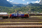 Die SBB Cargo Am 843 076-1 (Am 98 85 5 843 076-1 CH-SBB C, eine für die Schweizerischen Bundesbahnen (SBB) modifizierte Vossloh MaK G 1700 BB, am 11 Juli 2022 mit einem Kesserlwagenzug in Brig, aufgenommen aus einem fahrenden ICN.

Die Lok wurde 2004 von der Vossloh Locomotives GmbH in Kiel-Friedrichsort unter der Fabriknummer 1001424 gebaut und an die SBB Cargo AG in Basel geliefert. Im Juni 2023 wurde die Lok von der SBB Cargo an die NRFAB - Nordic Re-Finance AB in Bankeryd (Schweden) verkauft und dann wieder von der SBB Cargo angemietet zu werden. Ob man damit auf lange Sicht wirklich Geld spart wage ich zu bezweifeln. Man gibt doch eher Finanzkräftigen Investoren immer mehr die Möglichkeit mehr Geld anzuhäufen. 