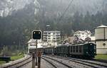 Eine Re 4/4 I fährt im Mai 1980 mit einem Personenzug aus Delemont im Bahnhof Moutier ein