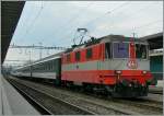 Die  Swiss Express  Re 4/4 II 11108 mit einem Gotthard IR nach Locarno fährt durch Rotkreuz. 
19. März 2008