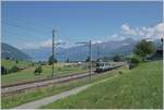 Kurz vor Spiez (mit viel Aussicht auf die Umgebung) ist die BLS Re 4/4 II 504 auf dem Weg von Interlaken Ost nach Zweisimmen.